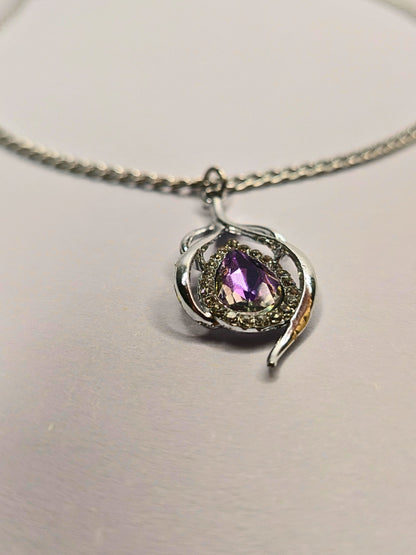 Silberkette mit violettem Tropfenanhänger