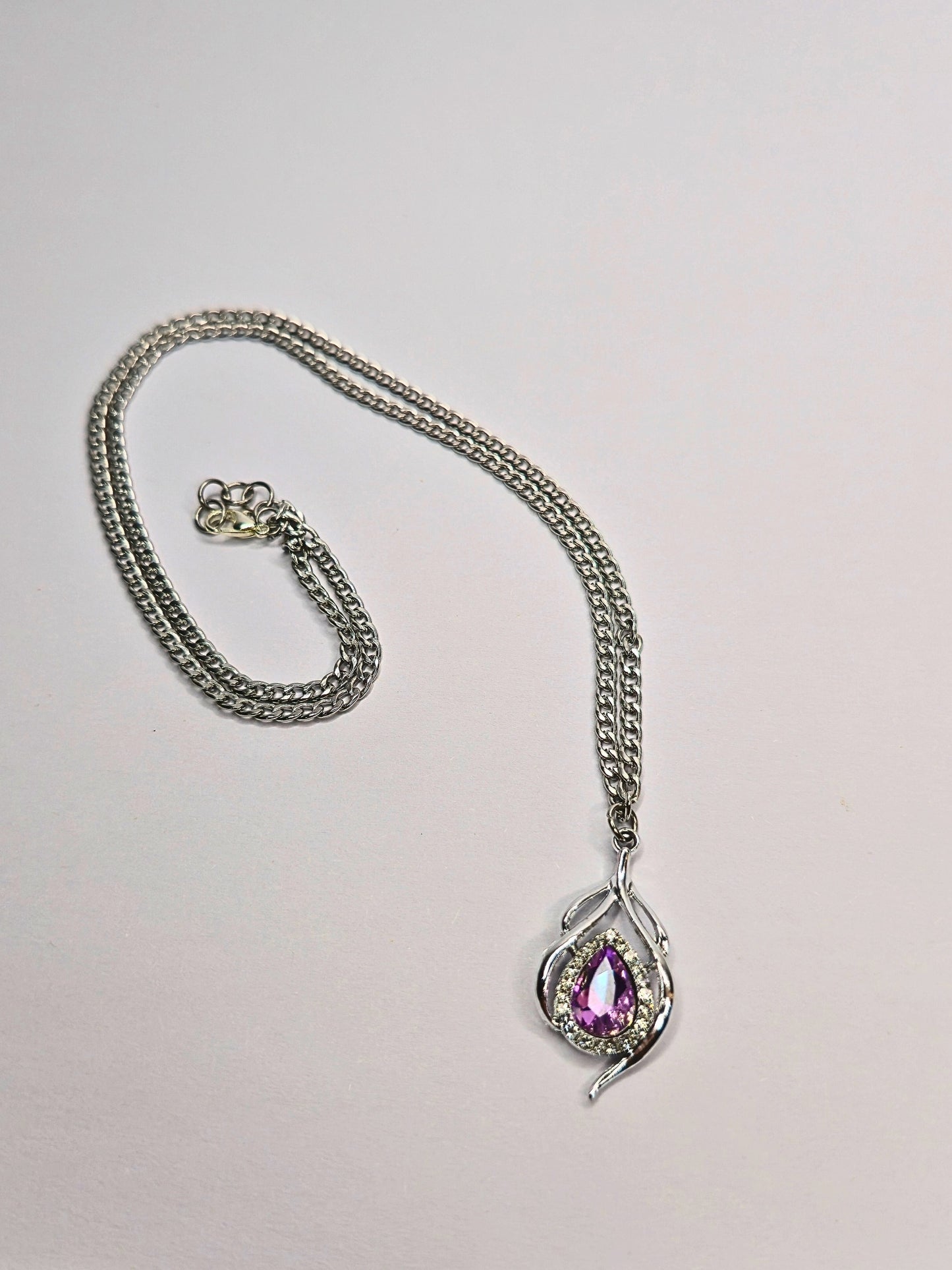 Silberkette mit violettem Tropfenanhänger
