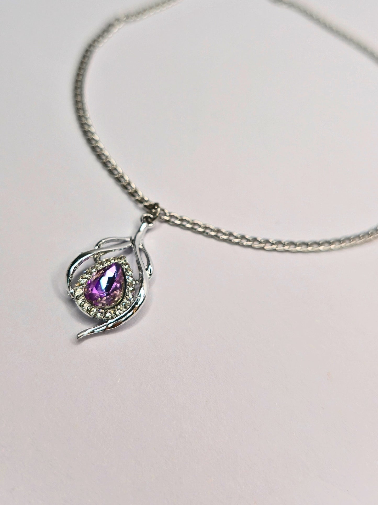 Silberkette mit violettem Tropfenanhänger