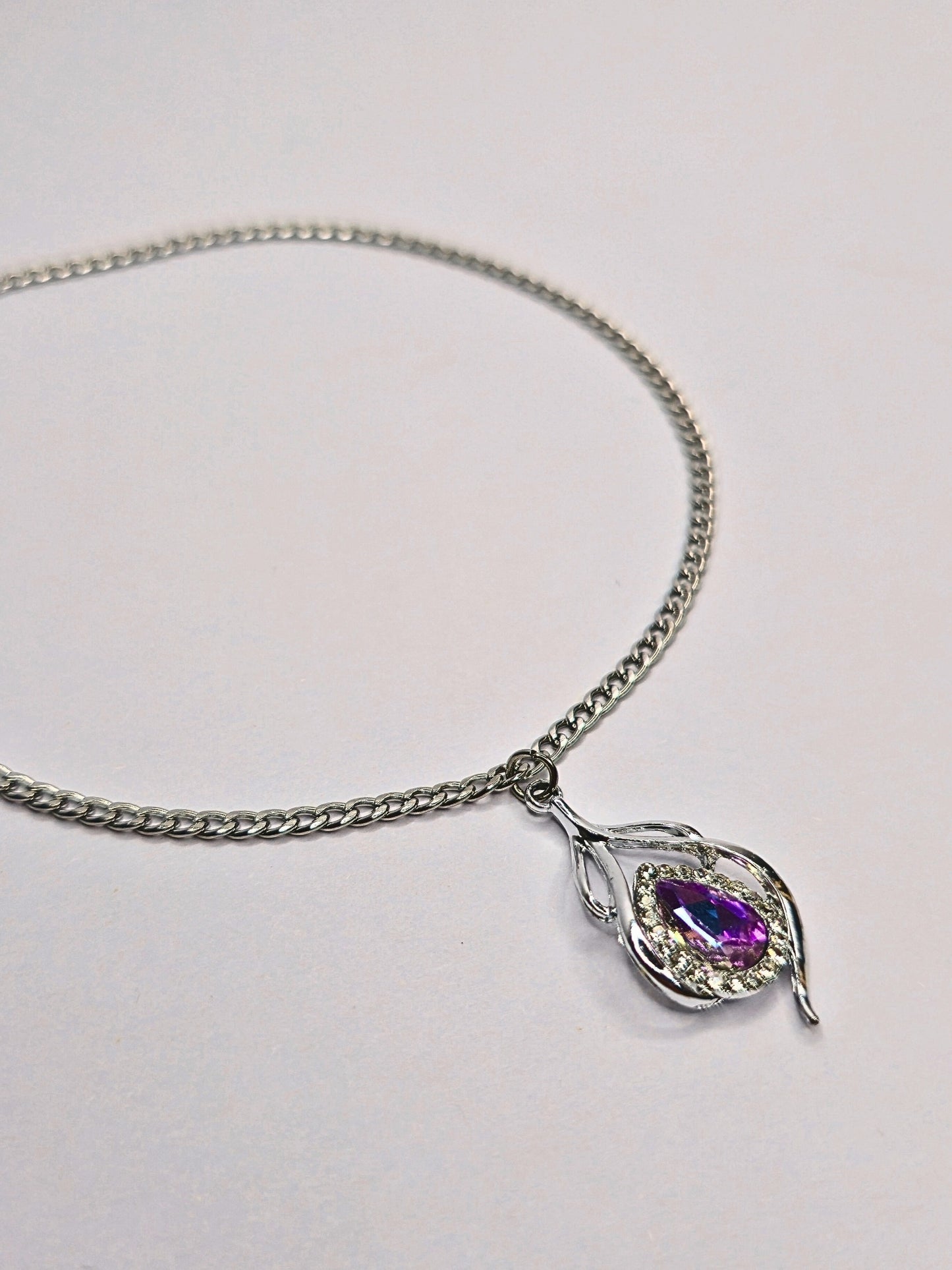Silberkette mit violettem Tropfenanhänger