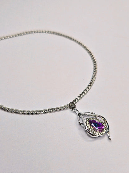 Silberkette mit violettem Tropfenanhänger